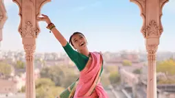 Begini gaya Nadia saat menari layaknya film Bollywood di City Palace, Jaipur. Kecantikan wanita pemain ' Akibat Pernikahan Dini' ini sukses bikin jantung netizen berdebar. Tak hanya pakaian, muali dari gaya rambut dan aksesoris semuanya menyempurnakan penampilannya.(Liputan6.com/IG/@nadiasoekarno)