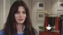 Anne Hathaway memerankan sosok Andy datang ke kantor Runway Magazine dengan kemeja biru yang dilapisi dengan sweater berwarna senada. Atasan ini dipadukan dengan rok bermotif serta legging hitam. Penataan rambut yang berantakan (instagram/thedevilwearsprada06)