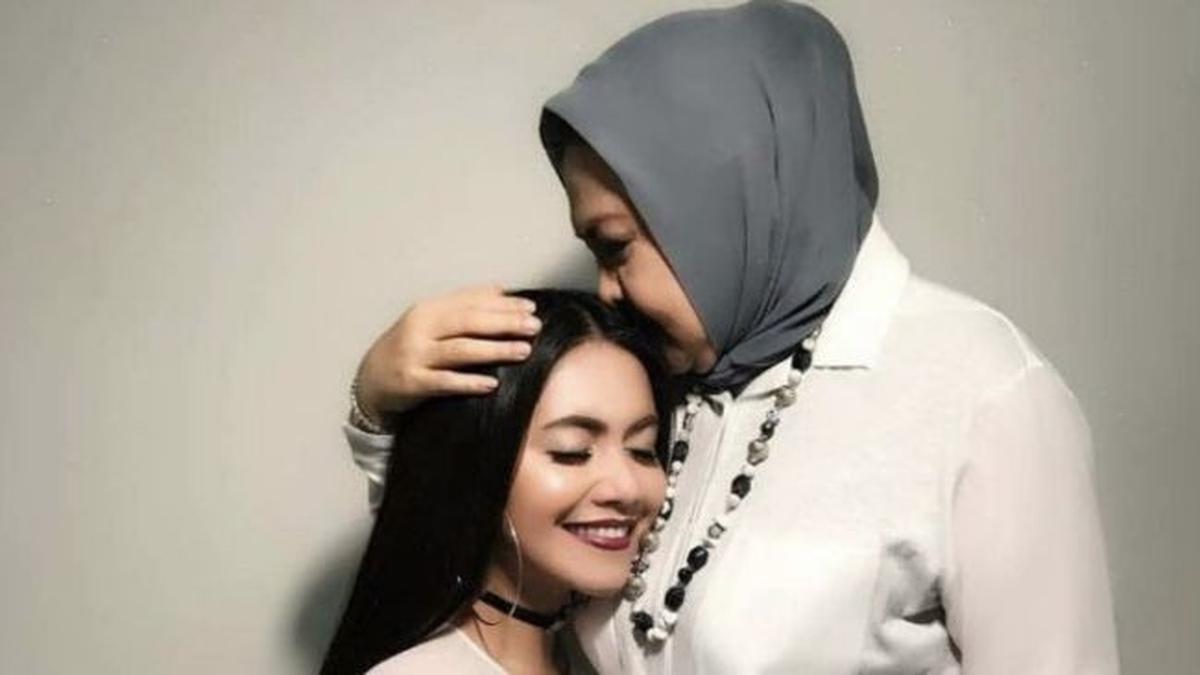9 Doa Lawas Almarhum Emilia Contessa Diungkap Denada: Mama Sayang Kamu, Putriku Jantung Hatiku