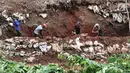 Pekerja membangun turap di bantaran Kali Setu Babakan, Jakarta, Sabtu (27/10). Turap dari tanah dan batu yang dimasukkan ke karung itu dibuat guna mencegah longsor yang sudah beberapa kali terjadi di kawasan tersebut. (Liputan6.com/Immanuel Antonius)
