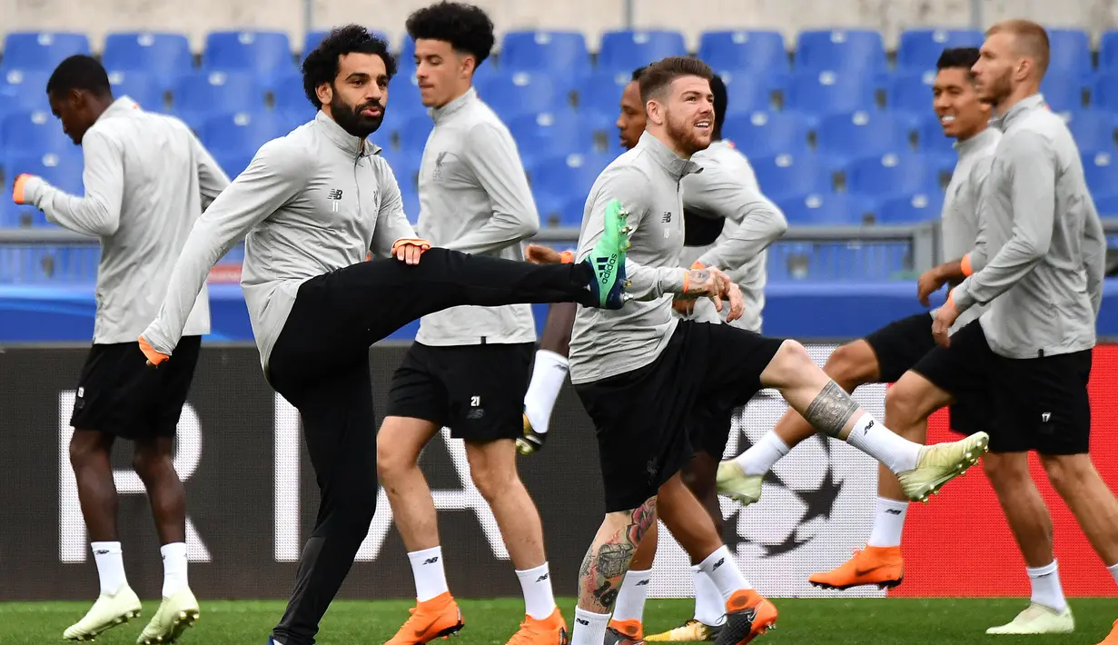 Para pemain Liverpool tampak serius saat latihan jelang laga Liga Champions di Stadion Olympic, Roma, Selasa (1/5/2018). Liverpool akan berhadapan dengan AS Roma. (AFP/Alberto Pizzoli)