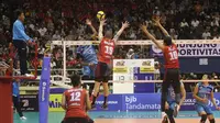 Smes pemain asing Palembang Bank SumselBabel Carlos Alberto Araujo coba diblok pemain Jakarta Pertamina Energi dalam lanjutan putaran dua Proliga di GOR C'Tra Arena, Bandung, Minggu (8/3/2020).. (foto: PBVSI)