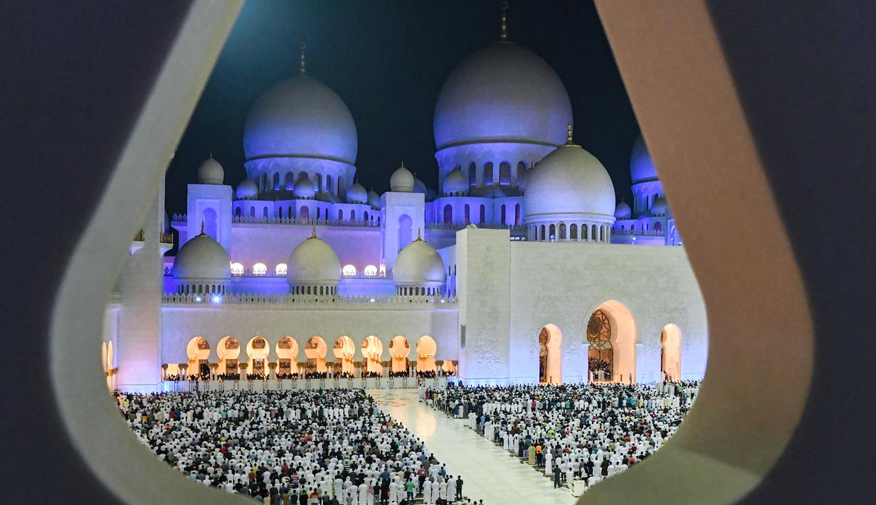 Pemandangan saat umat muslim berdoa di halaman Masjid Agung Sheikh Zayed di Abu Dhabi, Uni Emirat Arab, Sabtu (1/6/2019). Umat muslim memanjatkan doa-doa jelang berakhirnya Ramadan untuk mendapatkan Lailatul Qadar atau malam yang lebih baik dari seribu bulan. (KARIM SAHIB/AFP)