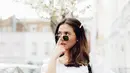 Saat berlibur, kacamata seakan sudah menjadi andalannya. Marsha kali ini mengenakan kacamata berwarna hitam. Aksesoris yang ia kenakan itu terlihat begitu cocok dengan warna baju dan celananya. Style Marsha kali ini terlihat monokrom dan tampak semakin cantik.(Liputan6.com/IG/@aruanmarsha)