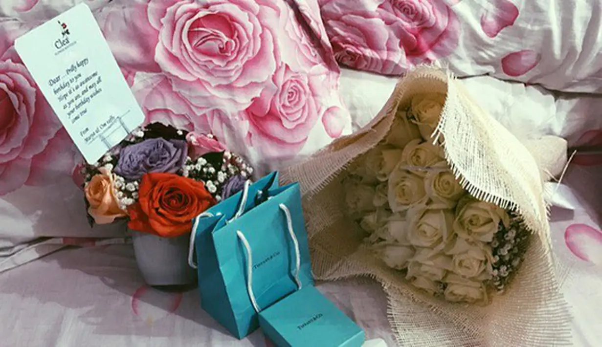 "Ssyaa! Makasih yaaaaa!! You are near, even i dont see you, you are here even you're a thousands miles away. Makasih jugaaa mama Oya dan om Raffly bunganyaaa ❤" tulis prillylatuconsina96. (Instagaram/prillylatuconsina96)