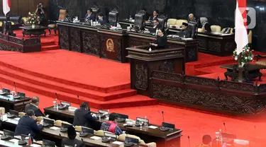 Ketua DPR RI, Puan Maharani memberi pidato pembuka Sidang Paripurna Masa Persidangan IV 2019-2020 di Kompleks Parlemen, Jakarta, Senin (15/6/2020). Rapat beragendakan penyampaian fraksi atas kerangka ekonomi makro dan pokok-pokok kebijakan fiskal RAPBN 2021. (Liputan6.com/Helmi Fithriansyah)