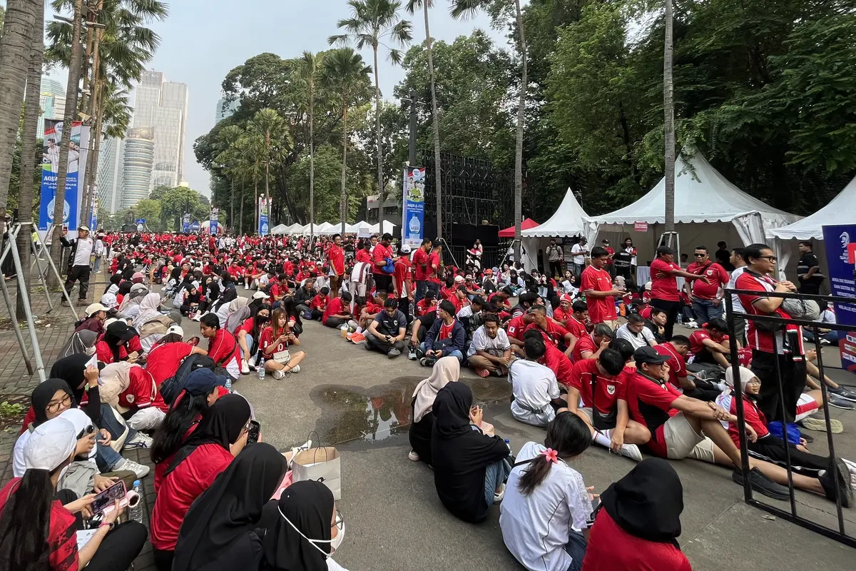 Suasana di depan Stadion Utama Gelora Bung Karno, Kamis (5/6/2025). Terlihat antrean suporter sudah mengular.