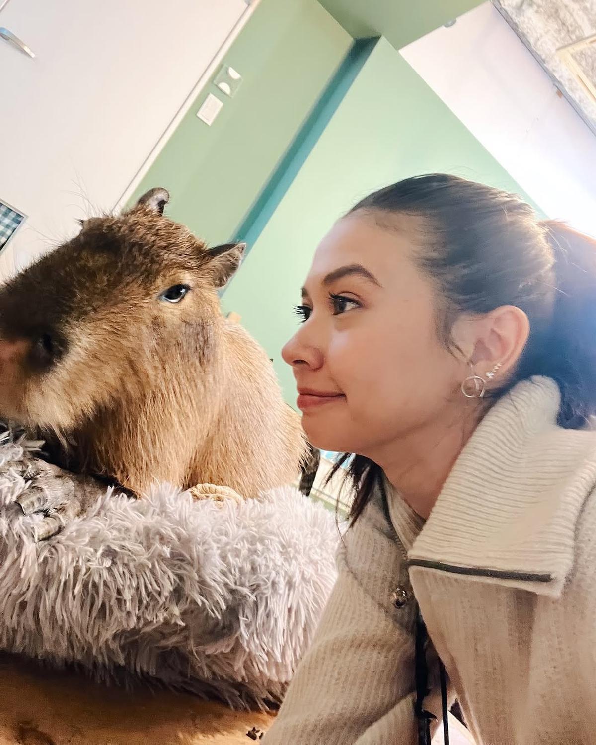 7 Potret Keseruan Yuki Kato Bareng Kapibara, Netizen: Jadi Keinget Jennie BLACKPINK