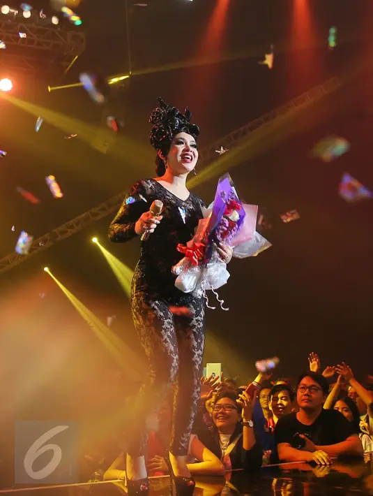 Aksi Syahrini dalam konser bertajuk The Biggest Concert 'Dream Big' di Studio Emtek, Jakarta, Jumat (29/1). Pada konser bernuansa glamor itu, Syahrini membawakan 15 lagu. (Liputan6.com/Faizal Fanani)
