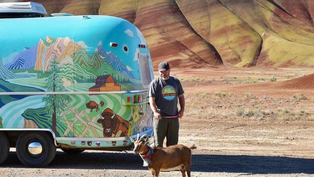 Pasangan suami istri Cate Battles dan Chad yang membawa kambing kesayangan traveling keliling Amerika.
