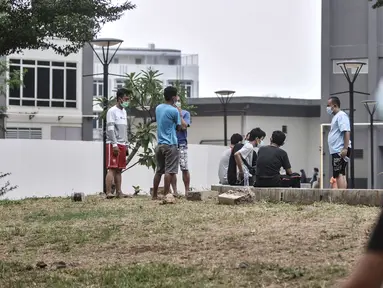 Pasien positif Covid-19 saat berolahraga di sekitar taman Rumah Sakit Darurat (RSD) Wisma Atlet, Kemayoran, Jakarta, Minggu (6/12/2020). Setiap pagi dan sore hari pihak RSD Wisma Atlet memperbolehkan pasien Covid-19 keluar kamar untuk berolahraga sekaligus menikmati udara segar. (merdeka.com/Iqbal N
