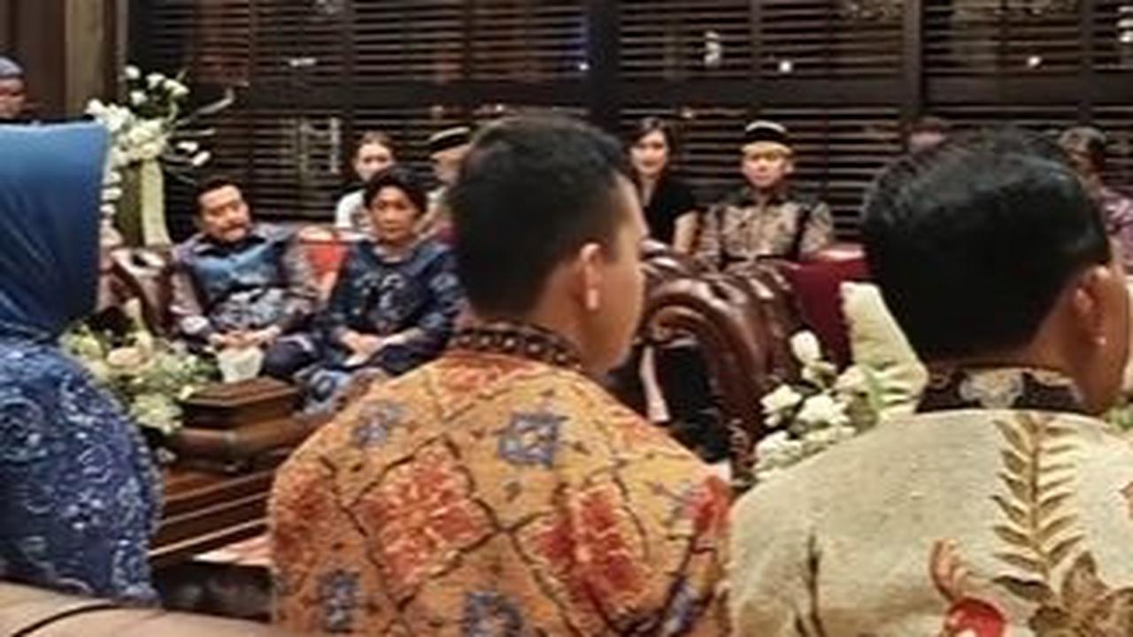 Hadir pula sosok jenderal bintang 4 lain sekaligus mertua Andika Perkasa, AM Hendropriyono dengan batik berwarna biru.
