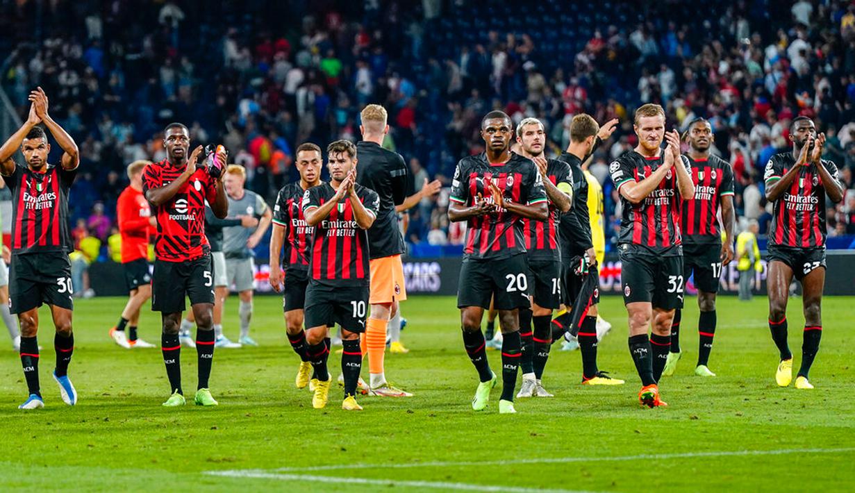 Para pemain AC Milan bertepuk tangan usai melawa RB Salzburg pada pertandingan sepak bola Grup E Liga Champions di Stadion Salzburg, Salzburg, Austria, 6 September 2022. Pertandingan berakhir imbang 1-1. (AP Photo/Florian Schrotter)