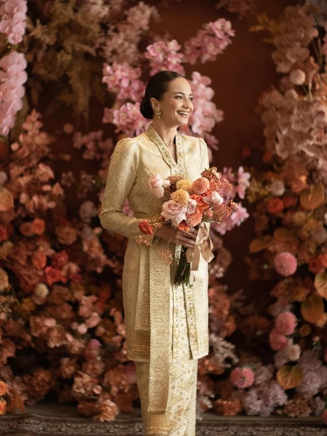 Inspirasi Model Kebaya Modern dari Enzy Storia, Pancarkan Keanggunan Penuh Pesona  (credit: instagram/enzystoria).