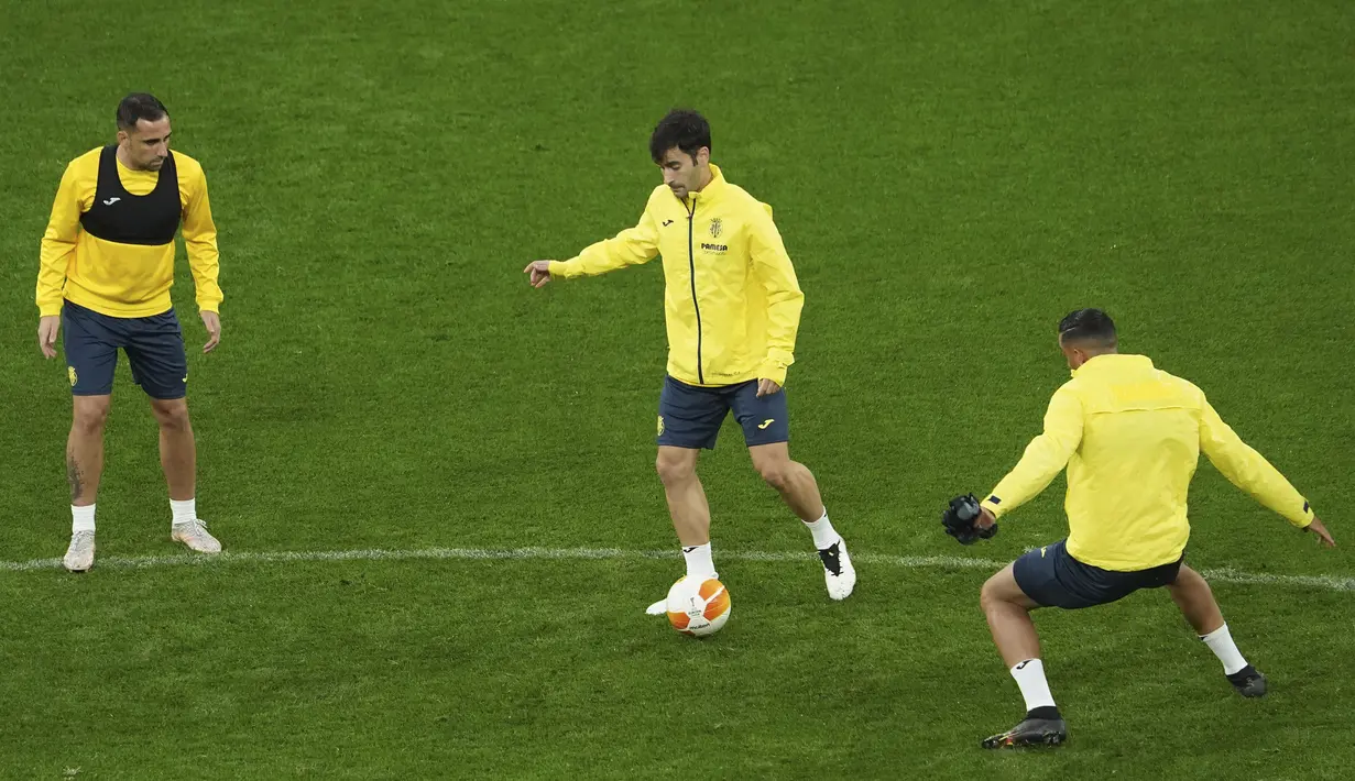 Gelandang Villarreal, Manu Trigueros (tengah) mengontrol bola saat sesi latihan di Gdansk, Polandia, Selasa (25/5/2021). Final Liga Europa akan mempertemukan Villareal vs Manchester United (MU) pada Kamis, 27 Mei 2021 di Stadion Energa. (Aleksandra Szmigiel, Pool via AP)
