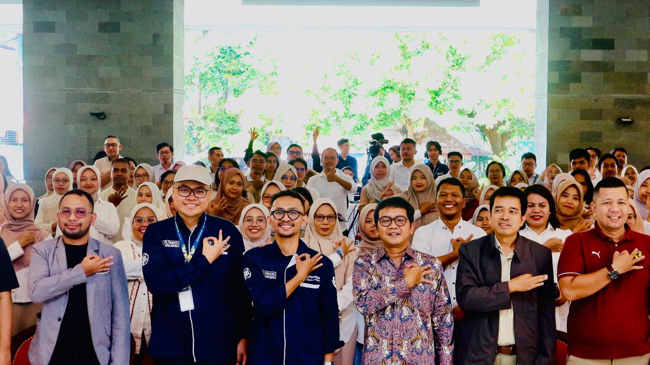 Peserta Welcoming Awardee LPDP-UGM berfoto bersama di Hall Gedung ASLC Fakultas Peternakan UGM, Yogyakarta, Minggu (28/9/2025)