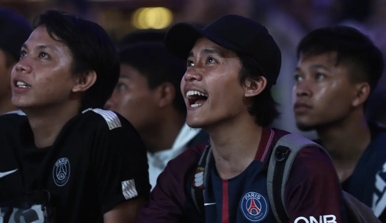 Suasana kemeriahan saat acara nonton bareng di Lippo Mall Kemang, Jakarta, Sabtu (9/2). Pada nobar itu PSG menang 1-0 atas Bordeaux. (Bola.com/Yoppy Renato)