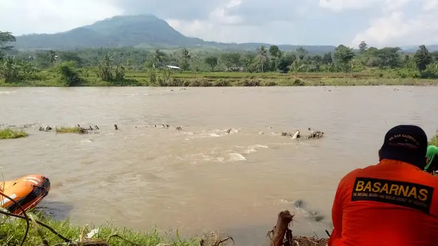 Tim SAR gabungan melakukan operasi pencarian korban banjir bandang sungai Rejasa, Belik, Pemalang. (Foto: Liputan6.com/BPBD Pemalang/Muhamad Ridlo)