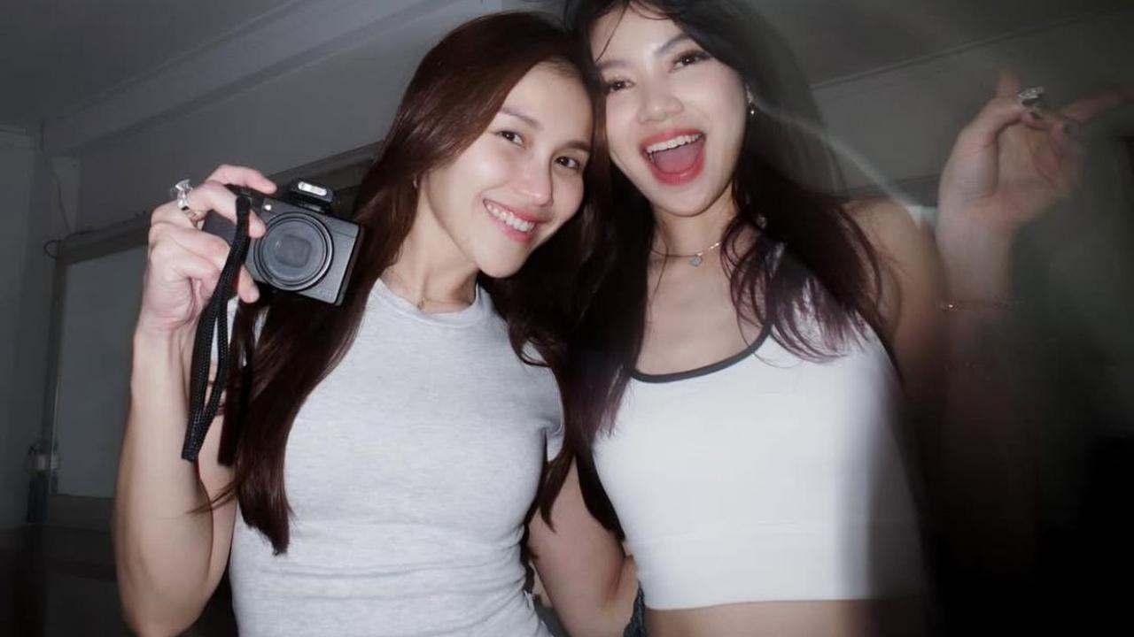 7 Potret Ayu Ting Ting dan Regina Phoenix Pamer Kedekatan, Netizen Soroti Kemiripan dengan Duo BLACKPINK