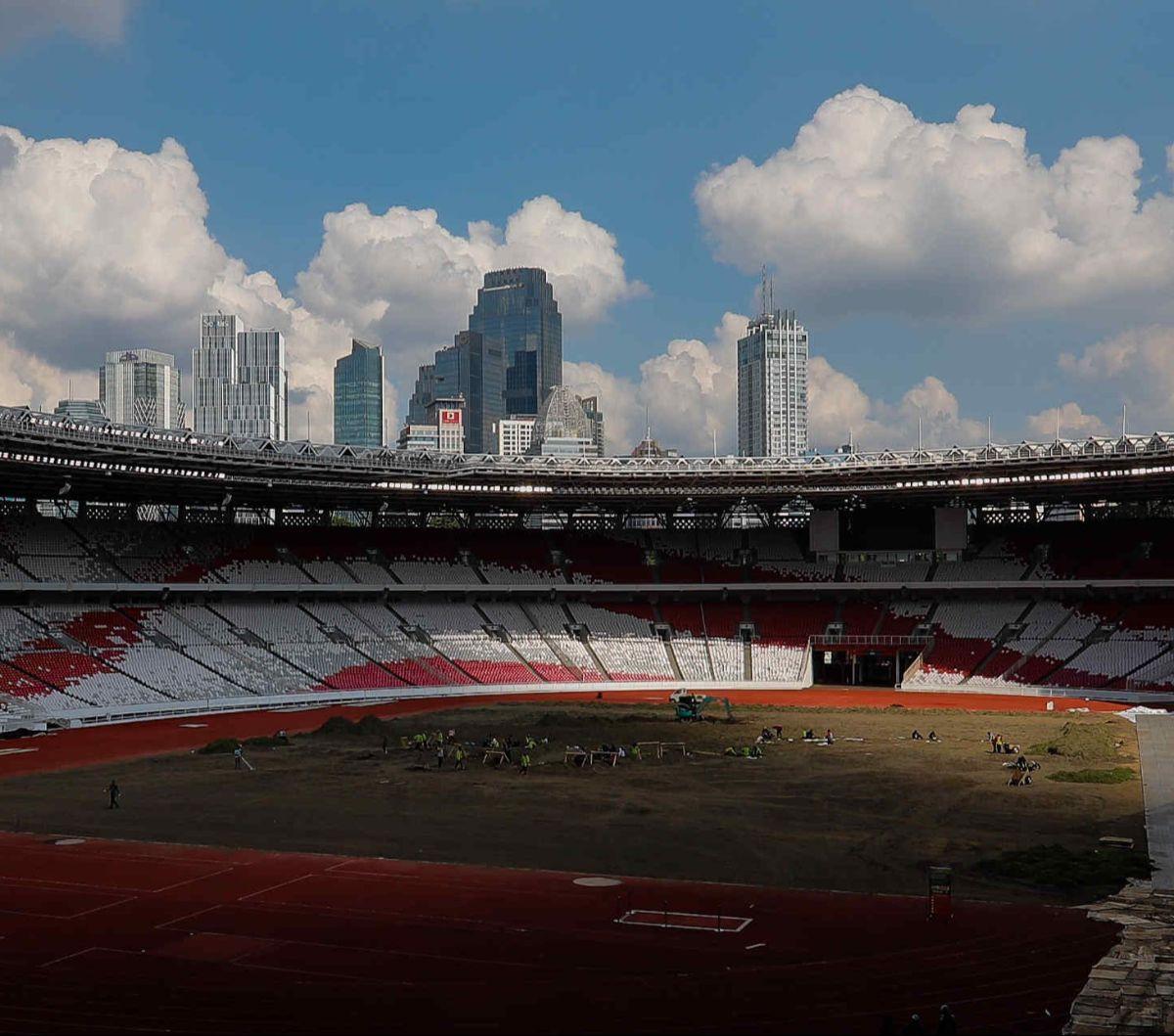 Pemandangan kondisi terkini lapangan Stadion Utama Gelora Bung Karno saat rumputnya dibongkar, Jakarta, Rabu (26/5/2024). Setelah menuai banyak kritik karena kualitas yang dianggap buruk, rumput pada lapangan Stadion GBK akhirnya mulai dibongkar dan akan 