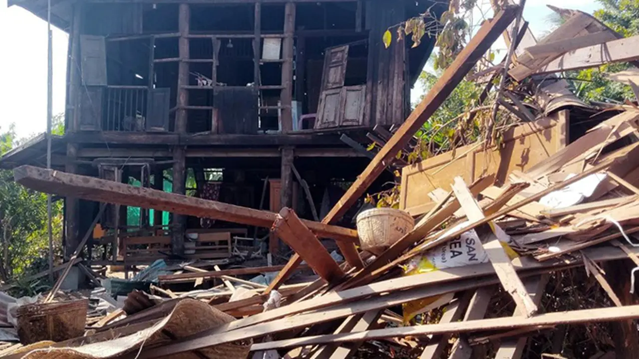 Sebuah rumah yang rusak terlihat di antara puing-puing di kawasan yang diduga menjadi sasaran serangan udara militer, di Desa Mayakan, Tabayin—juga dikenal sebagai Depayin—di wilayah Sagaing, Myanmar, pada Sabtu (6/12/2025).