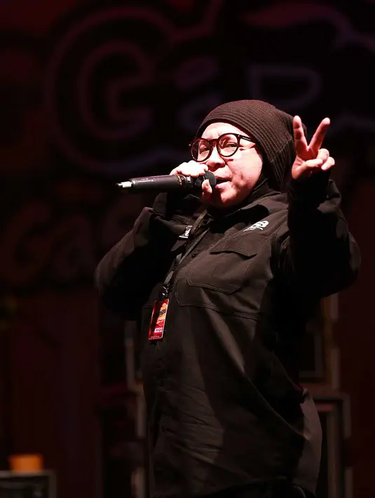 Melly Goeslaw yang juga merupakan panitia Kampung GaSS 2 ini ikut meriahkan acara di atas panggung, tidak hanya berpartisipasi di balik panggung saja.  (Deki Prayoga/Bintang.com)