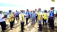 Menteri Pekerjaan Umum dan Perumahan Rakyat (PUPR) Basuki Hadimuljono saat meninjau progres pembangunan Jalan Tol Solo - Yogyakarta Senin (3/4).