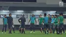 Pelatih Timnas Indonesia U-23, Luis Milla (kedua kiri) memberi arahan saat latihan di Lapangan B Kompleks GBK, Jakarta, Rabu (30/5). Timnas Indonesia U-23 akan melakoni uji coba melawan Thailand U-23, 31 Mei dan 3 Juni. (Liputan6.com/Helmi Fithriansyah)