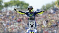 Valentino Rossi sukses mengalahkan pesaingnya Marc Marquez lewat aksi memukau di lap terakhir pada GP Belanda. 