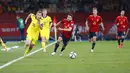 Pemain Swedia Dejan Kulusevski (kiri) dikejar oleh pemain Spanyol Jordi Alba (tengah) pada pertandingan sepak bola kualifikasi Grup B Piala Dunia 2022 di Stadion La Cartuja, Seville, Spanyol, 14 November 2021. Spanyol menang 1-0. (AP Photo/Angel Fernandez)