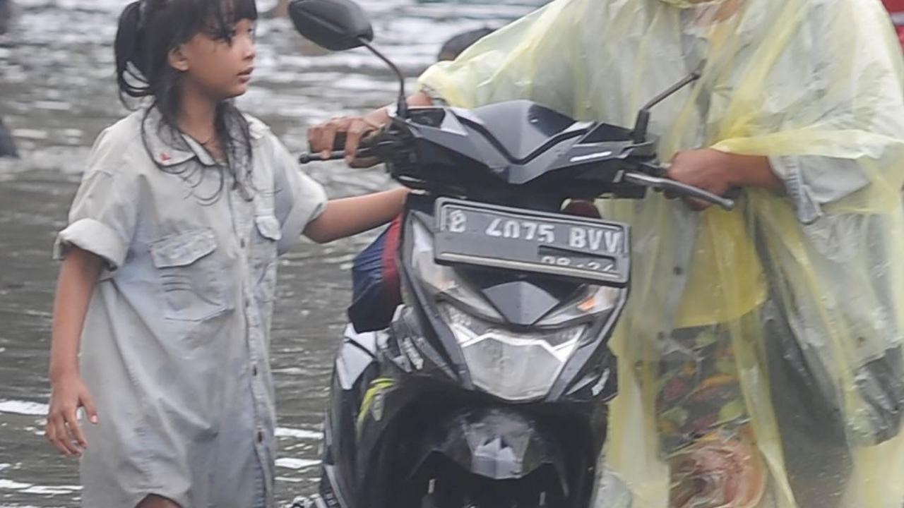 FOTO: Banjir Genangi Kawasan Jalan Daan Mogot, Sejumlah Kendaraan Roda Dua Mogok