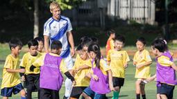 Pelatihan bersama Keisuke Honda itu diikuti oleh anak-anak Indonesia serta beberapa keturunan Jepang yang berusia sekitar 6-12 tahun. (Bola.com/Vitalis Yogi Trisna)