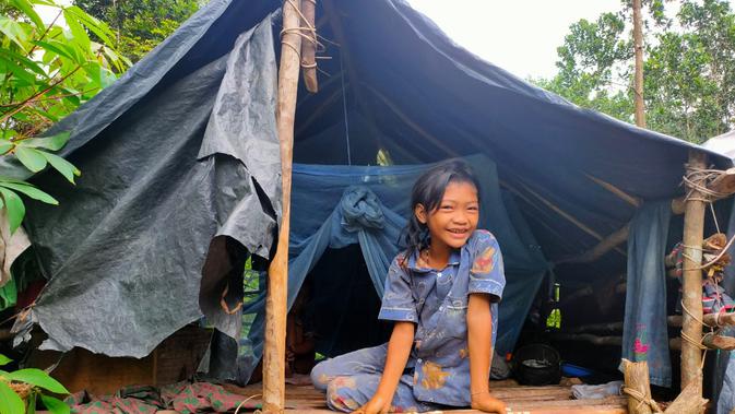 Rika, anak perempuan Mat Atam, Suku Anak Dalam (SAD) Batin Sembilan saat menunjukkan pondokannya yang menjadi tempat dia bersama kedua saudara perempuannya tidur di dalam Hutan Harapan (Liputan6.com / Nefri Inge)