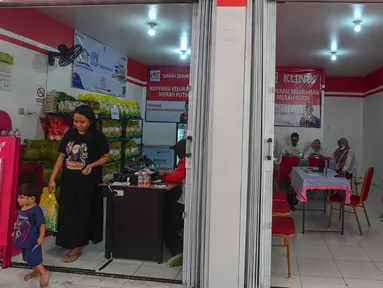Warga melakukan aktivitas pada gerai sembako dan klinik kesehatan Koperasi merah Putih di kelurahan Mampang, Kota Depok, jawa Barat, Senin (21/7/2025). (merdeka.com/ Arie Basuki)