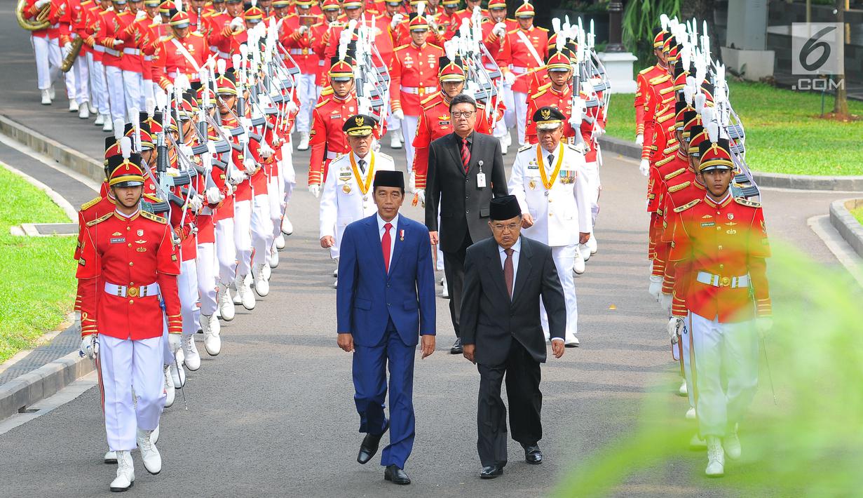 Presiden Joko Widodo atau Jokowi (kiri) didampingi Wakil Presiden Jusuf Kalla berjalan dari Istana Merdeka menuju Istana Negara saat akan melantik Gubernur dan Wakil Gubernur terpilih Maluku Utara Abdul Gani Kasuba dan Al Yasin, Jakarta, Jumat (10/5/2019). (Liputan6.com/Angga Yuniar)