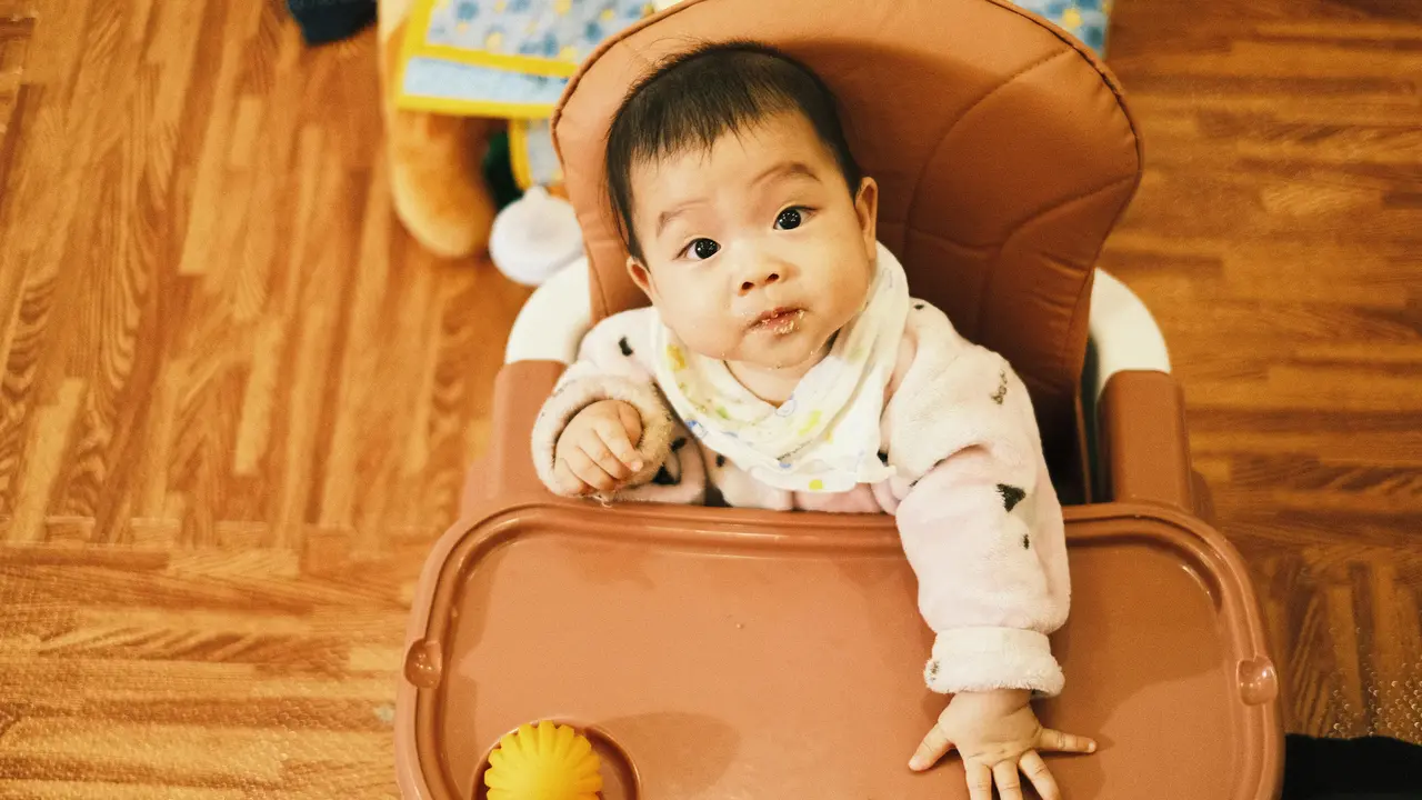 Mengajarkan bayi agar bisa makan sendiri