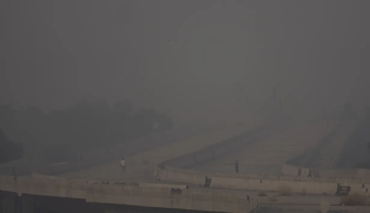 Selimut kabut asap beracun berwarna abu-abu menyelimuti monumen-monumen dan gedung-gedung tinggi di New Delhi. (AP Photo/Altaf Qadri)