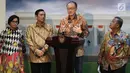 Presiden Bank Dunia, Jim Yong Kim didampingi Menteri Keuangan Sri Mulyani, Menko Maritim Luhut Panjaitan dan Menko Perekonomian Darmin Nasution memberikan keterangan kepada media di Istana Merdeka, Jakarta, Rabu (26/7). (Liputan6.com/Angga Yuniar)