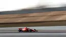 Pembalap Jerman, Sebastian Vettel memacu mobil tim Ferrari pada hari ketiga tes pramusim Formula 1 (F1) di Sirkuit Catalunya, Barcelona, Kamis (8/3). Vettel menyelesaikan 59 putaran dengan catatan waktu tercepat, 1 menit 18.079 detik. (AP/Manu Fernandez)
