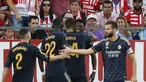Real Madrid hanya membiarkan Barcelona bertahta selama satu hari di puncak klasemen Liga Spanyol 2023/2024 setelah merebutnya dari Girona. Los Blancos berhasil merebut puncak klasemen sekaligus menggusur kedua tim tersebut berkat kemenangan 3-0 atas tuan rumah Girona pada laga lanjutan pekan ke-8 Liga Spanyol 2023/2024, Sabtu (30/9/2023) malam WIB di Montilivi Stadium, Girona, Spanyol, Sabtu (30/9/2023) malam WIB. Tiga gol kemenangan Los Blancos dicetak masing-masing oleh Joselu, Aurelien Tchouameni dan Jude Bellingham. Pada masa injury time, Real Madrid kehilangan Nacho yang diganjar kartu merah wasit. (AP Photo/Joan Monfort)