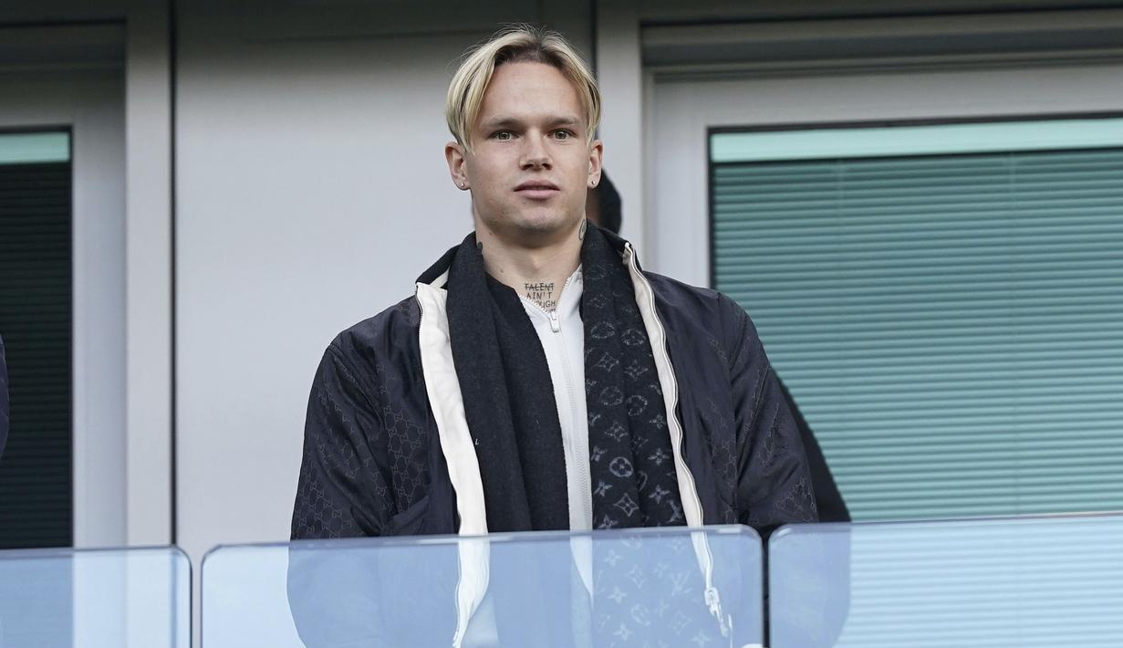 Pemain anyar Chelsea, Mykhailo Mudryk saat menyaksikan pertandingan Liga Inggris antara Chelsea melawan Crystal Palace di Stamford Bridge, Sabtu (15/1/2023). Mykhaylo Mudryk merupakan jebolan Akademi Shakhtar Donetsk. Winger 22 tahun tersebut tidak benar-benar mendapat kesempatan bermain bersama Shakhtar Donetsk. Musim ini, dia baru tampil 12 kali. (AP via PA/Mike Egerton)