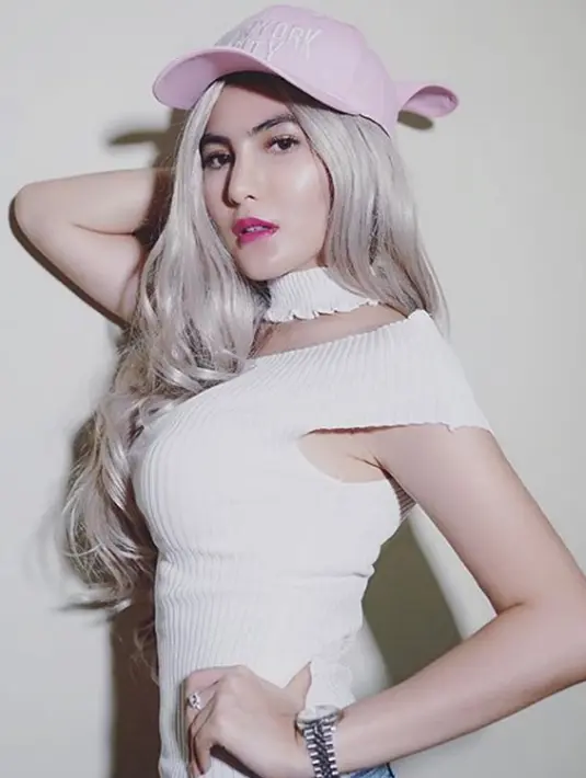 Artis sekaligus selebgram Angela Lee berpose dengan balutan busana putih ketat dan topi pink. Menurut polisi, Angela Lee dan suami mengalokasikan dana investasi seorang investor untuk bisnis yang tak sesuai kesepakatan. (Instagram/angelalee87)
