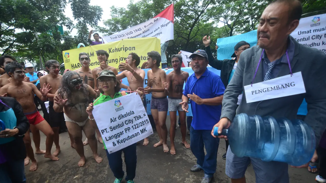 Ratusan warga Perumahaan Sentul City, Kabupaten Bogor, berunjuk rasa di depan Kantor PDAM Tirta Kahuripan Kabupaten Bogor. (Liputan6.com/Achmad Sudarno)