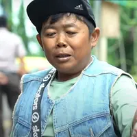Adul saat berada di depan rumah Raffi Ahmad. (YouTube Rans Entertainment)