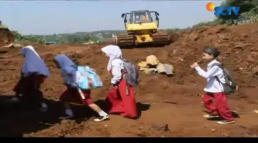 Keterbatasan akses ke sekolah membuat siswa SD di Bogor harus menyeberasi proyekl Jalan Tol Bogor Ciawi Sukabumi atau Bocimi.