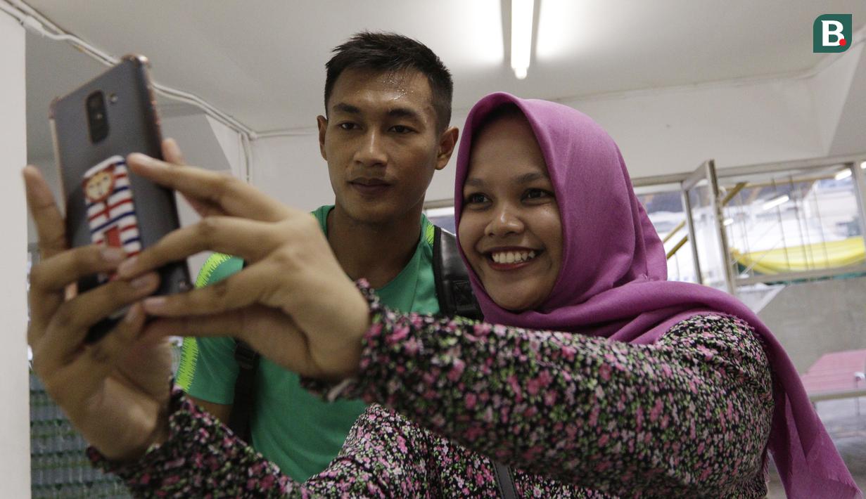 Pemain Timnas Indonesia, Hansamu Yama, foto bersama fans usai latihan di Universitas Kasetsart, Bangkok, Kamis (15/11). Latihan ini persiapan jelang laga Piala AFF 2018 melawan Thailand. (Bola.com/M. Iqbal Ichsan)