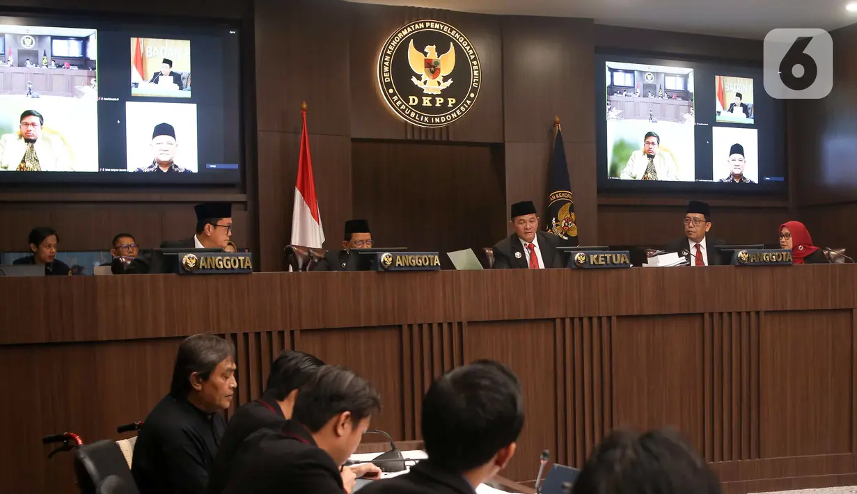 Persidangan yang beragendakan pemeriksaan saksi ahli yang dihadirkan pihak pengadu dan teradu ini terkait dugaan pelanggaran kode etik anggota KPU karena telah menerima pendaftaran Gibran Rakabuming Raka sebagai calon wakil presiden, pascaputusan Mahkamah Konstitusi (MK). (Liputan6.com/Herman Zakharia)