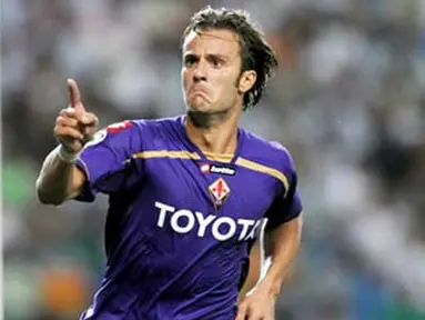 Selebrasi striker Fiorentina, Alberto Gilardino seusai mencetak gol yang mengubah kedudukan menjadi 2-2 saat bertanding melawan Sporting Lisbon di leg pertama play-off Liga Champions di Alvalade Stadium, 18 Agustus 2009. AFP PHOTO/ FRANCISCO LEON 