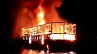 Bawa 100 Penumpang, KM Cahaya Ludes Terbakar di Pelabuhan Ternate
