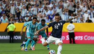 Lautaro Martinez mencetak gol via penalti saat Argentina mengalahkan Honduras 2-0 pada uji coba jelang Piala Dunia 2026. (Tim Warner / GETTY IMAGES NORTH AMERICA / Getty Images via AFP)
